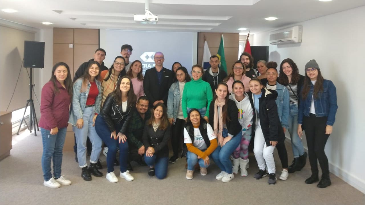 Você está visualizando atualmente Estudantes de Florianópolis visitam a sede do CRA-SC