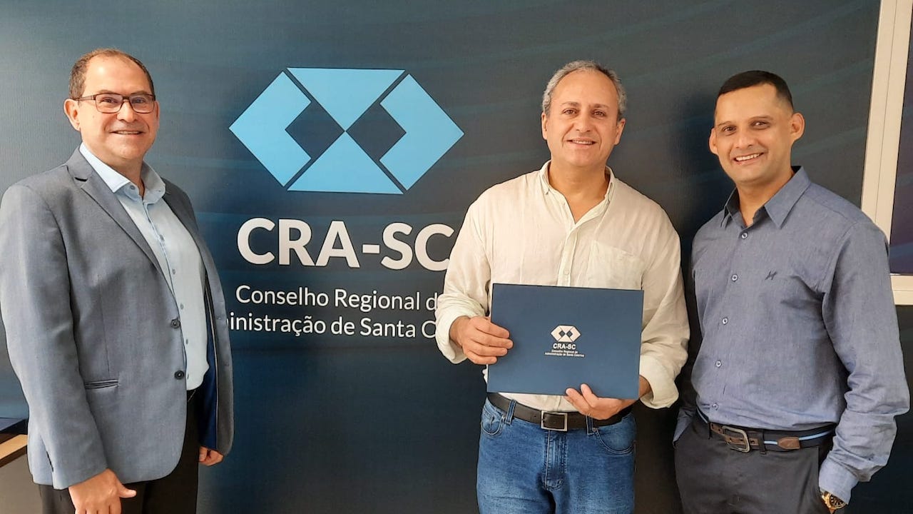 Read more about the article Aluno recebe certificado de mérito acadêmico do CRA-SC