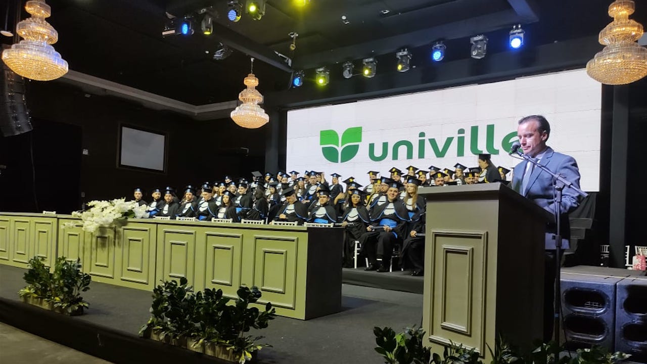 Você está visualizando atualmente Representante regional presente em formatura da Univille