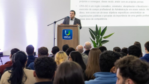 Leia mais sobre o artigo Dia do Profissional de Administração: CRA-SC presente no evento de  abertura da Semana Acadêmica da UNIPLAC