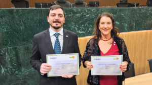 Leia mais sobre o artigo Presidente do CRA-SC e conselheira federal são homenageados em sessão solene no Parlamento Goiano