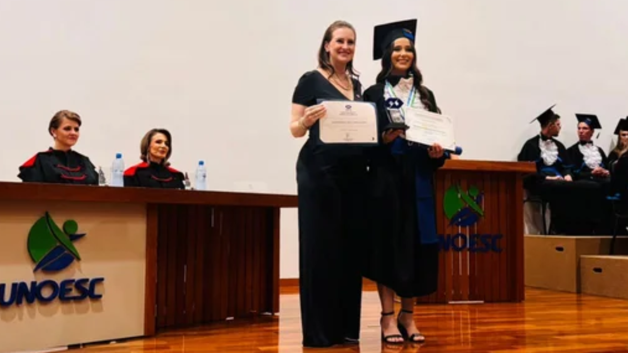 No momento, você está visualizando CRA-SC entrega homenagem na formatura de Administração da UNOESC, campus São Miguel do Oeste