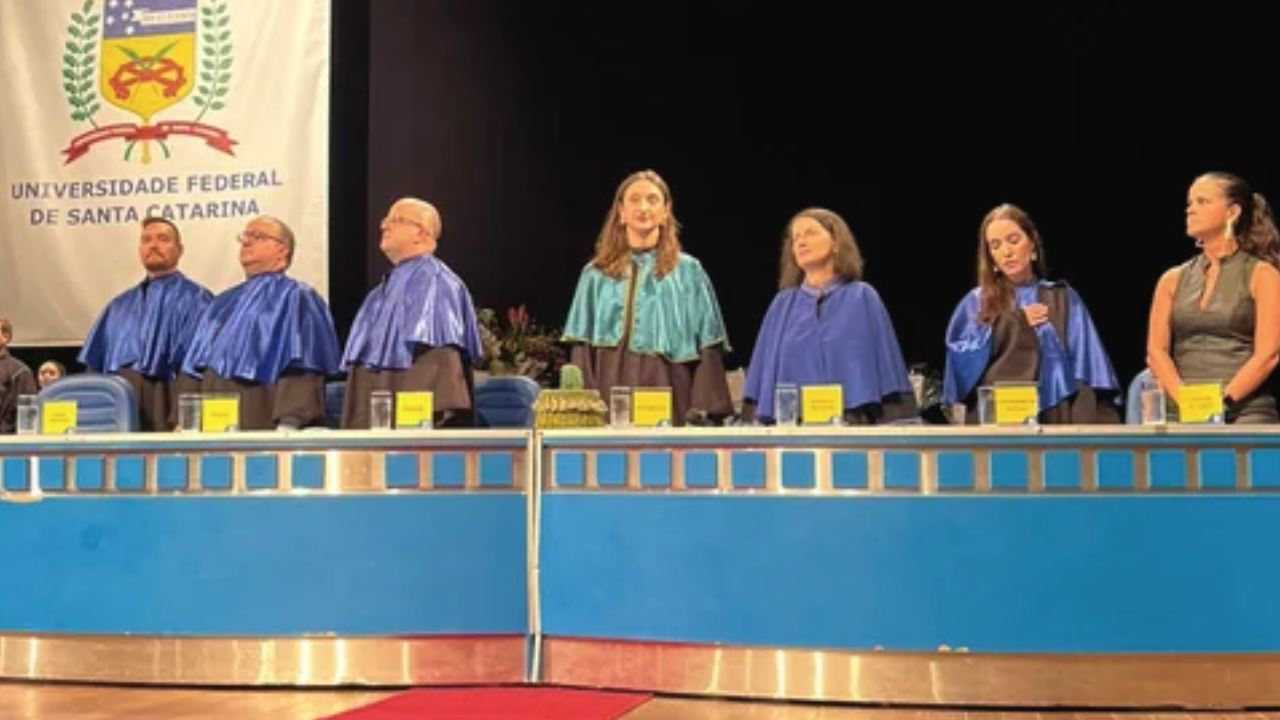 No momento, você está visualizando CRA-SC reconhece alunos destaque em formatura de Administração da UFSC