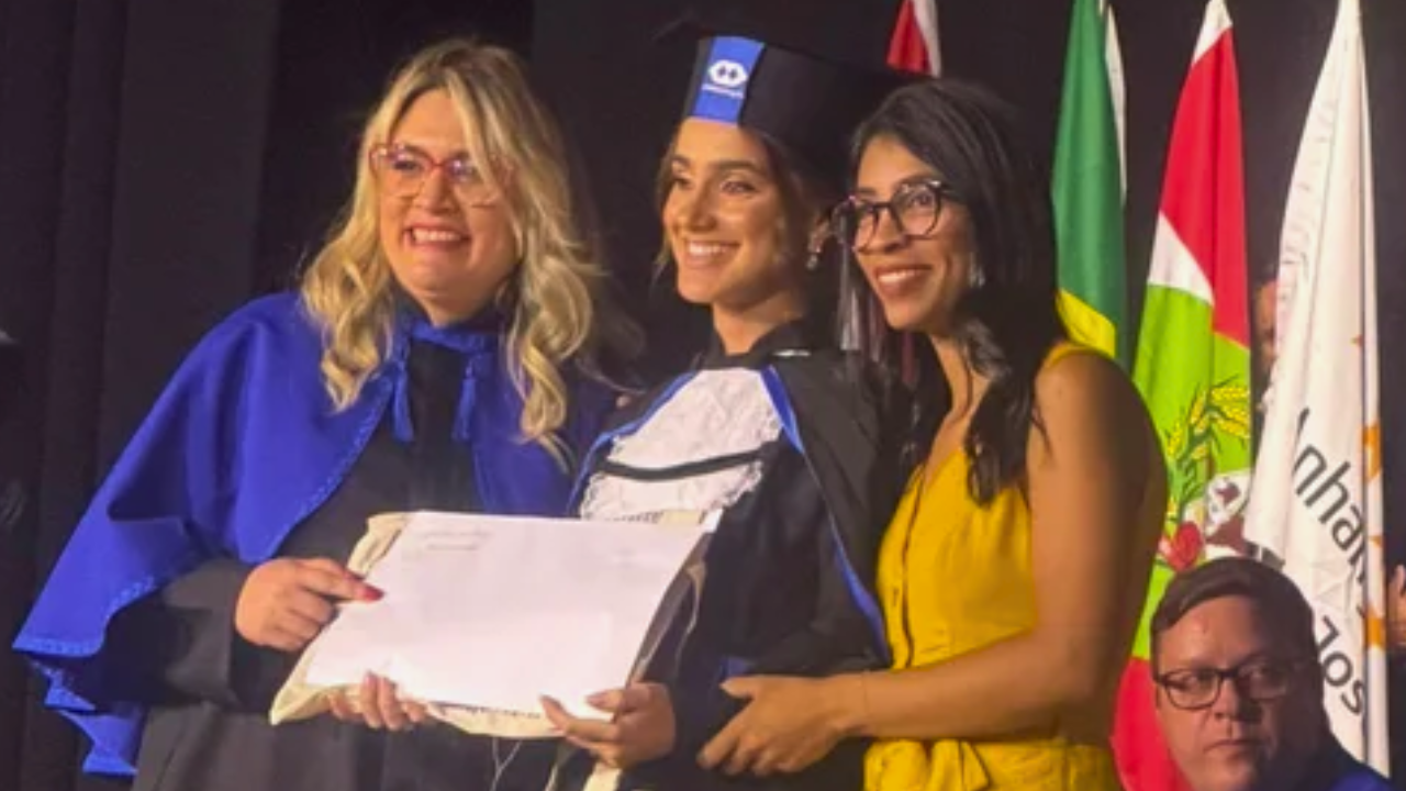 No momento, você está visualizando CRA-SC participa de colação de grau em Administração da Faculdade Anhanguera