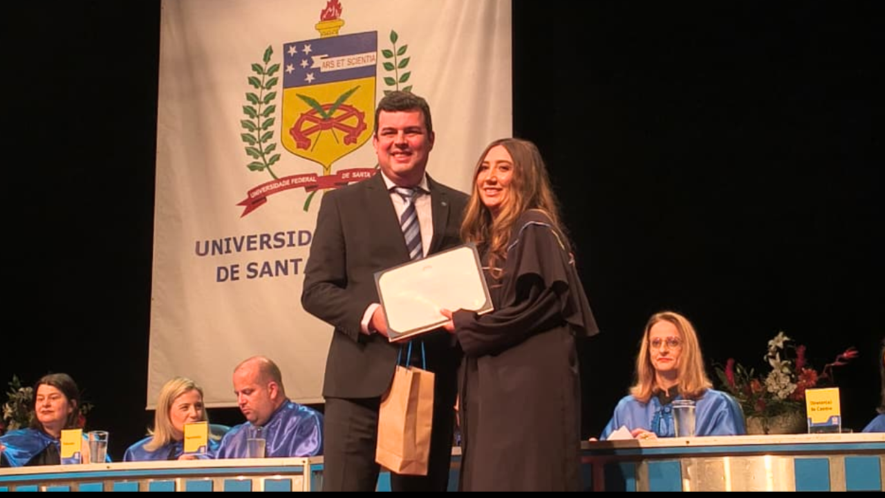 No momento, você está visualizando CRA-SC reconhece alunas destaque durante formatura de Administração da UFSC