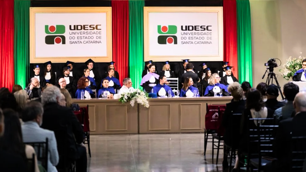 No momento, você está visualizando CRA-SC prestigia formatura de Administração Pública da UDESC em Balneário Camboriú
